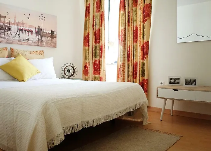 אכסניה Family House אבאירו